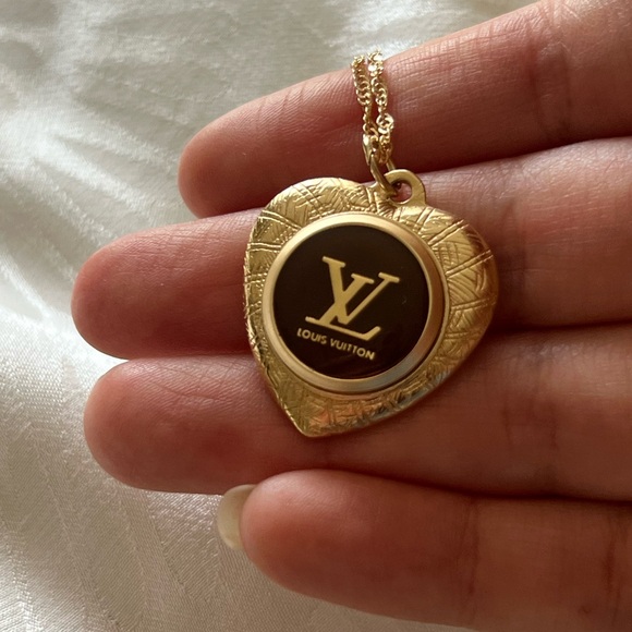 Louis Vuitton Gold Heart Pendant Necklace - Picture 8 of 9
